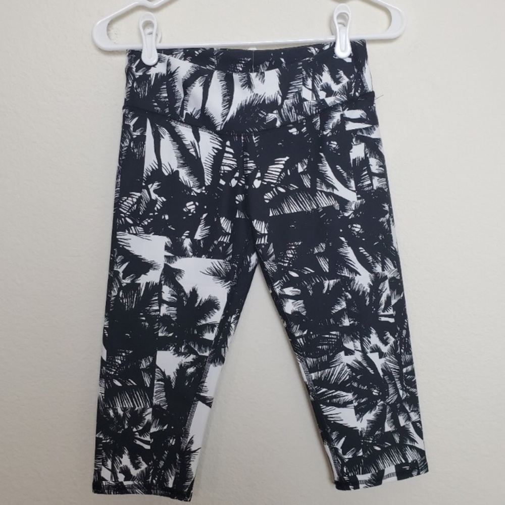 Fabletics Black & White Salar Crop Capris Leggings